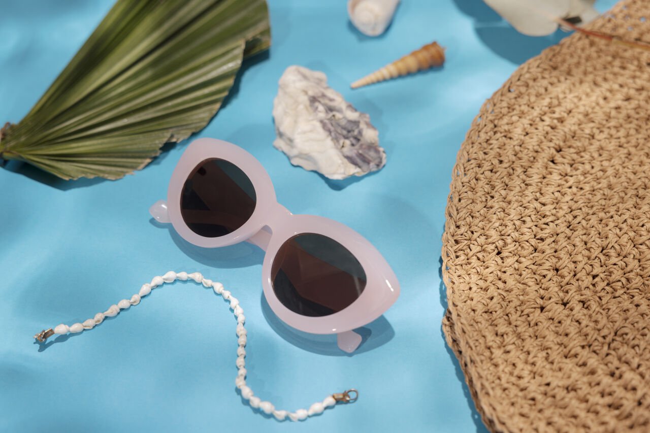 Plaj Modasında Güneş Gözlüğü: Sahildeki Mücevher